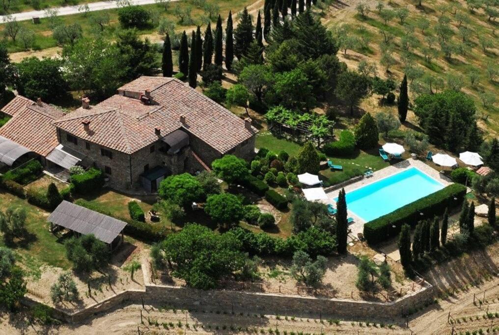 een luchtzicht op een huis met een zwembad bij Il Melo in Castellina in Chianti