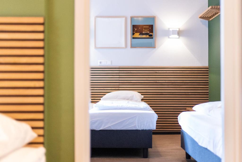 um pequeno quarto com duas camas em Weber Hotel 117 em Amsterdã