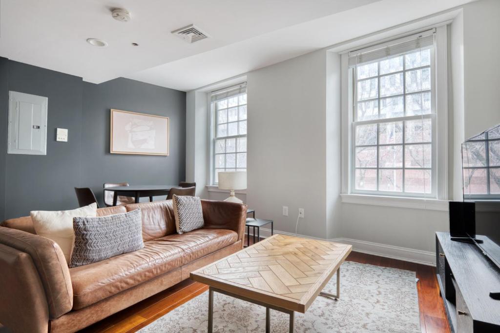 - un salon avec un canapé et une table dans l'établissement Downtown 1BR w WD in-unit nr TD Garden BOS-212, à Boston