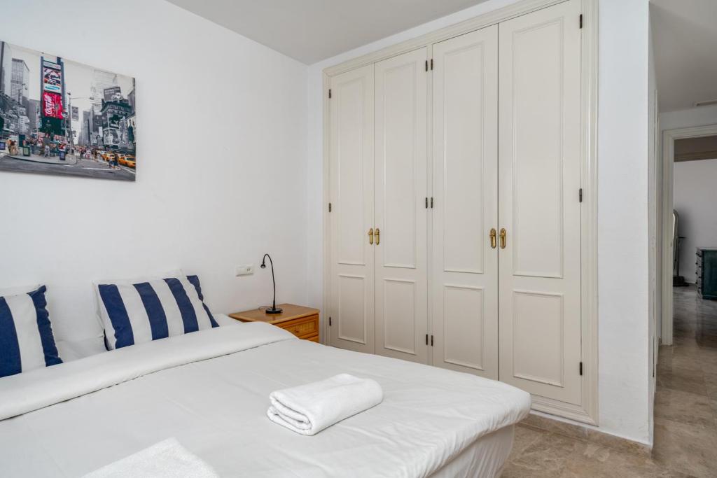 Posteľ alebo postele v izbe v ubytovaní Calahonda park apartment with pool by Costarentals - Ref 91