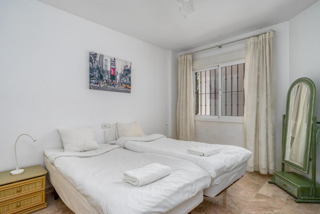 Posteľ alebo postele v izbe v ubytovaní Calahonda park apartment with pool by Costarentals - Ref 91