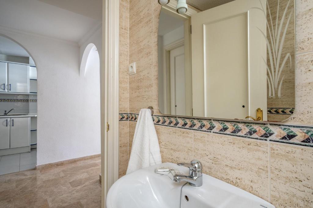 Kúpeľňa v ubytovaní Calahonda park apartment with pool by Costarentals - Ref 91
