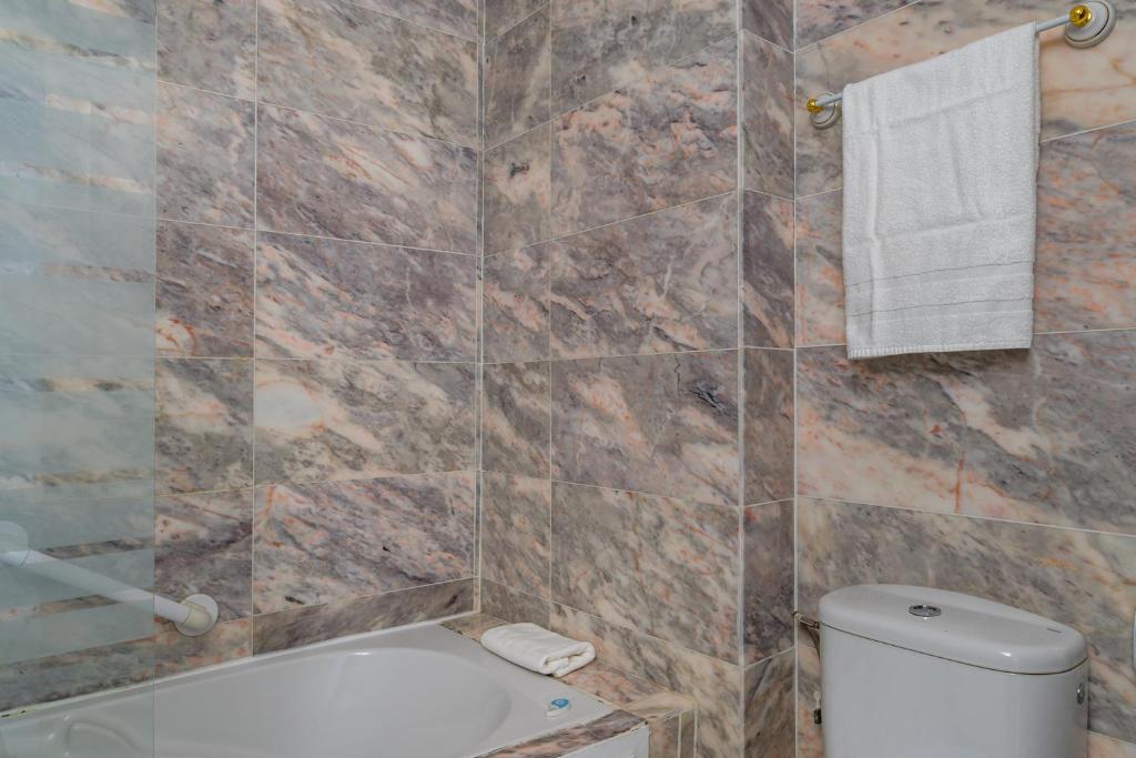 Kúpeľňa v ubytovaní Calahonda park apartment with pool by Costarentals - Ref 91