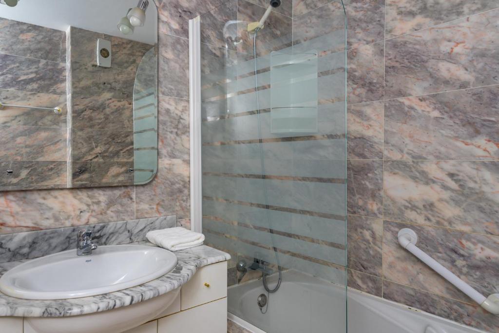 Kúpeľňa v ubytovaní Calahonda park apartment with pool by Costarentals - Ref 91