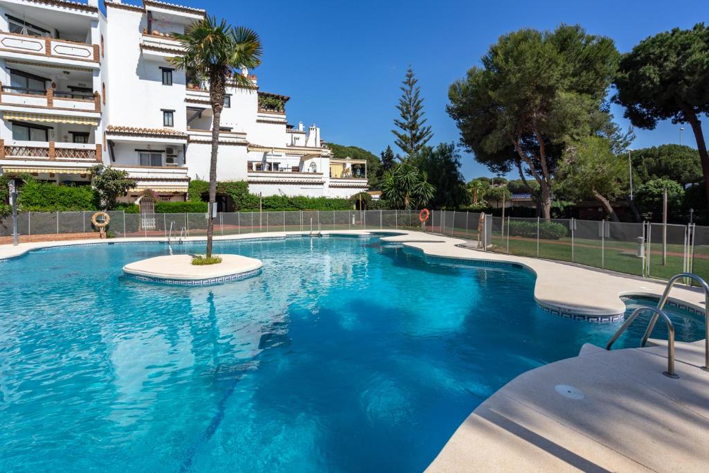 Bazén v ubytovaní Calahonda park apartment with pool by Costarentals - Ref 91 alebo v jeho blízkosti