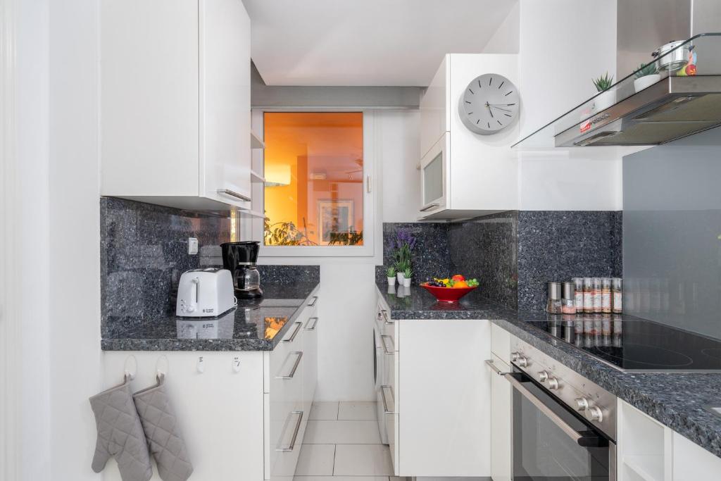 Kuchnia lub aneks kuchenny w obiekcie El Porton bright apartment in Calahonda by Costarentals - Ref 95