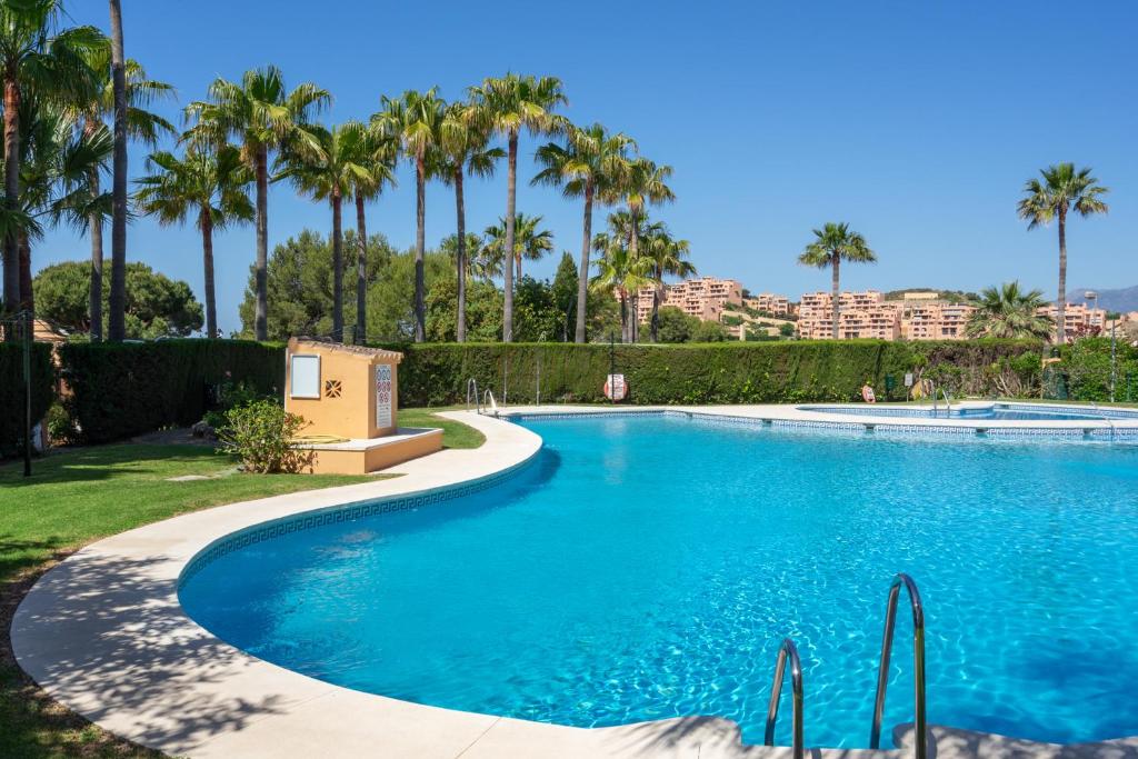 Basen w obiekcie El Porton bright apartment in Calahonda by Costarentals - Ref 95 lub w pobliżu