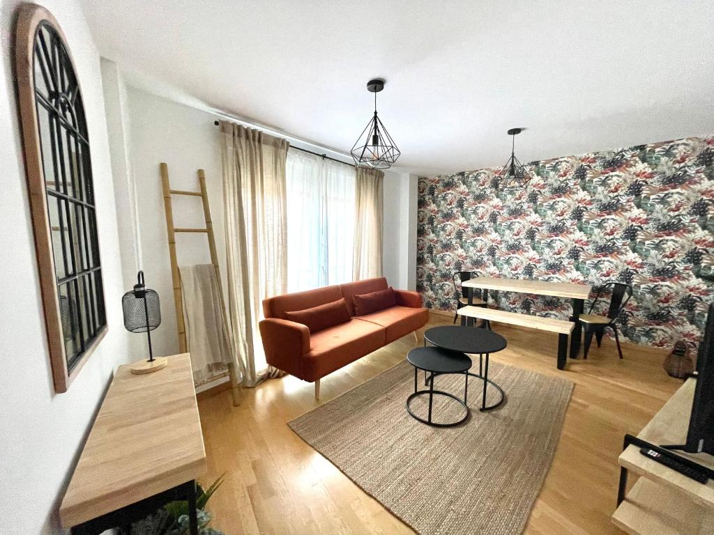 sala de estar con sofá y mesa en Apartamento en palmeira - Colores del Barbanza Naranja, en Ribeira