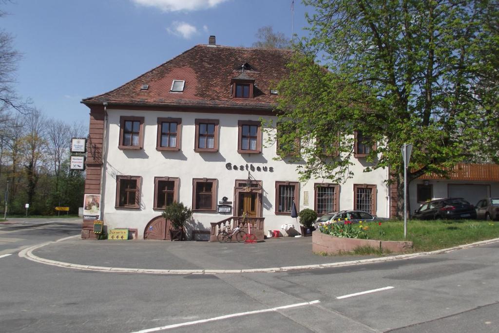 ein weißes Gebäude an der Ecke einer Straße in der Unterkunft Gasthaus Klosterhof 