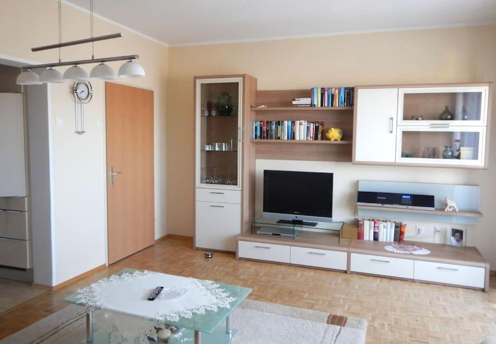 ein Wohnzimmer mit einem TV und einem Couchtisch in der Unterkunft Penthouse near Red Bull Ring in Knittelfeld