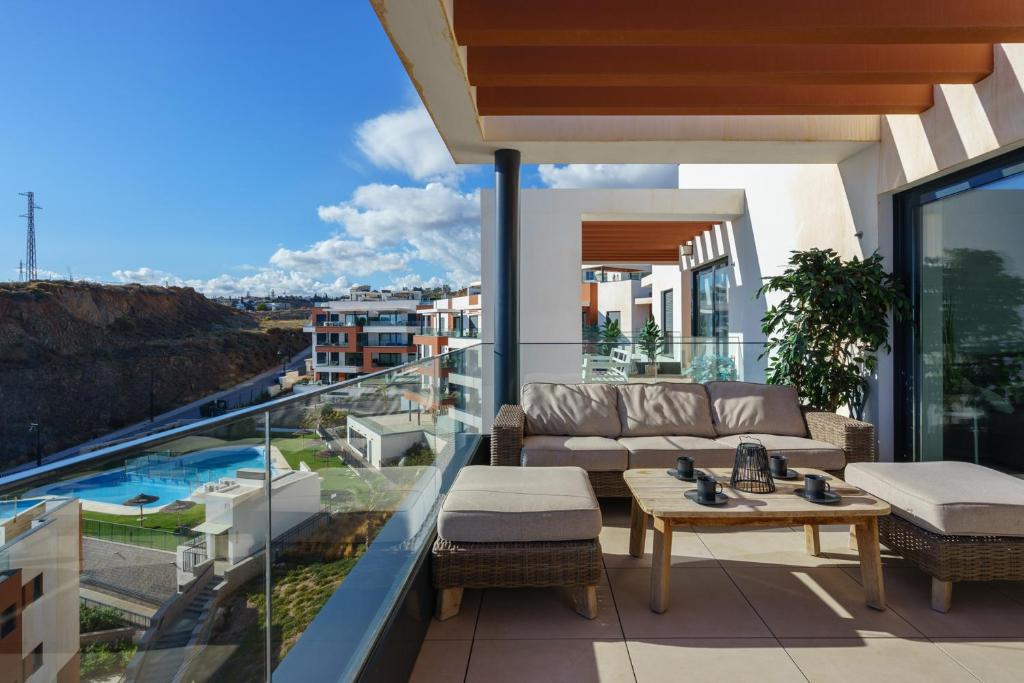 - Balcón con sofá y mesa en Middel Views penthouse with private pool Ref 154, en Fuengirola