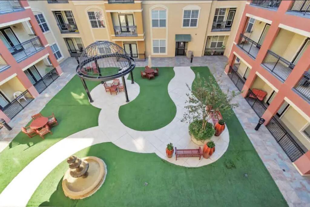 una vista aérea del patio de un edificio de apartamentos en Modern Condo near Texas Medical Center w Free Parking en Houston