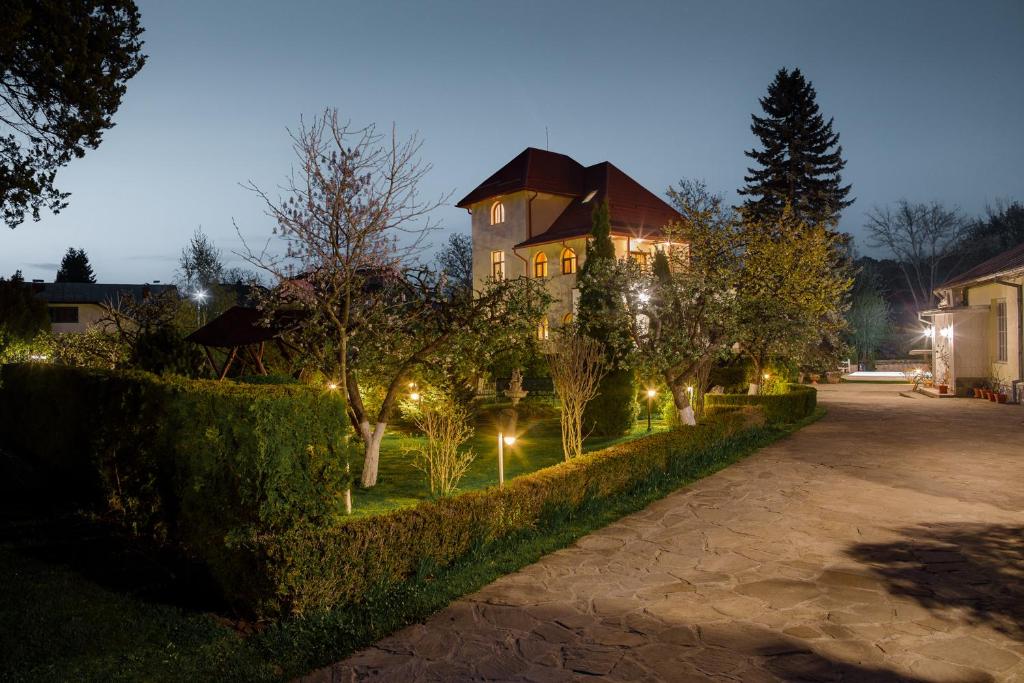 ein Haus mit Lichtern vor einer Einfahrt in der Unterkunft Zaivan Retreat in Breaza