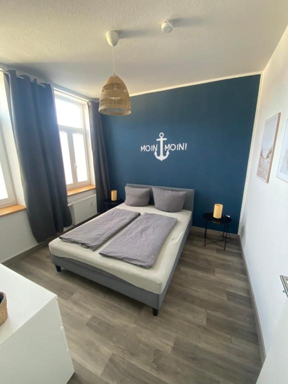 ヴィルヘルムスハーフェンにあるFeWo Muschelの青い壁のベッドルーム1室