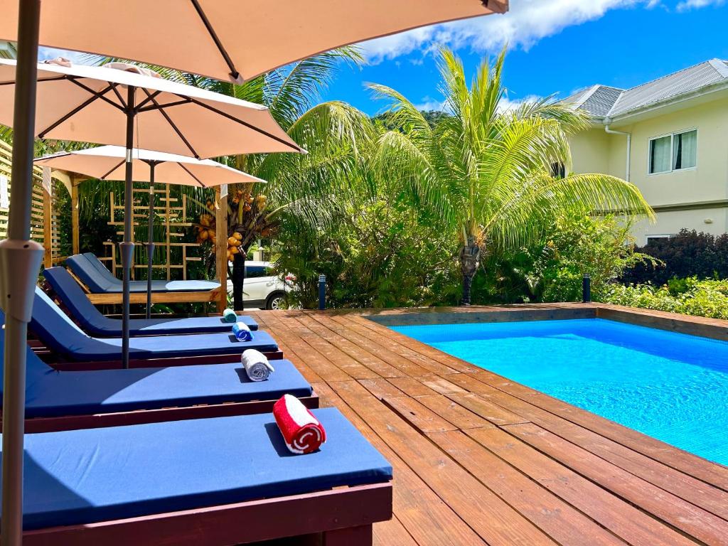 Bazén v ubytování The Seaboards Apartments Seychelles nebo v jeho okolí