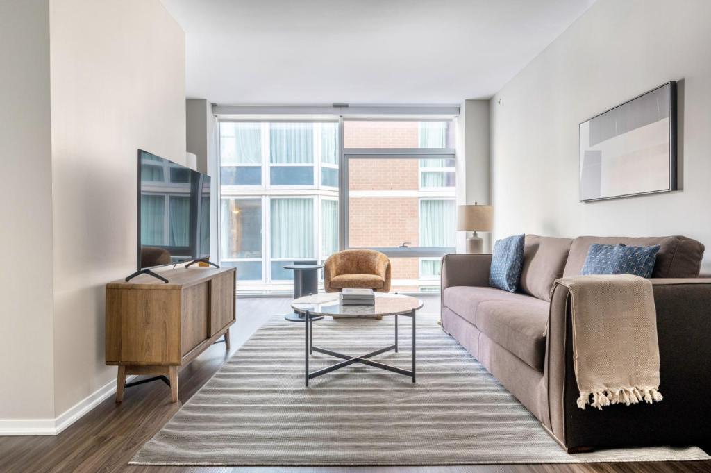 TV a/nebo společenská místnost v ubytování Streeterville 1br w pool gym nr Riverwalk CHI-878