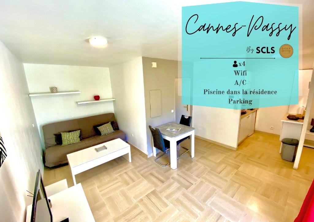 uma sala de estar com um sofá e uma mesa em Cannes Passy By SCLS Locations em Cannes