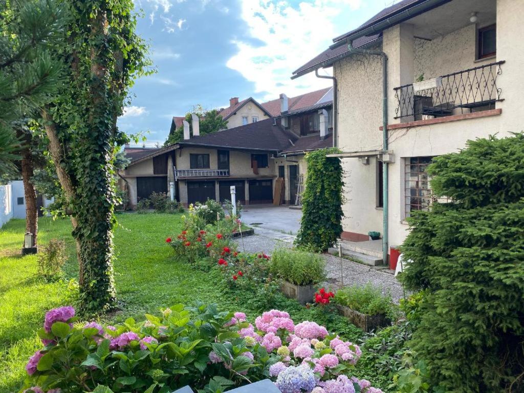 un jardín con flores frente a una casa en Pi House, en Liubliana