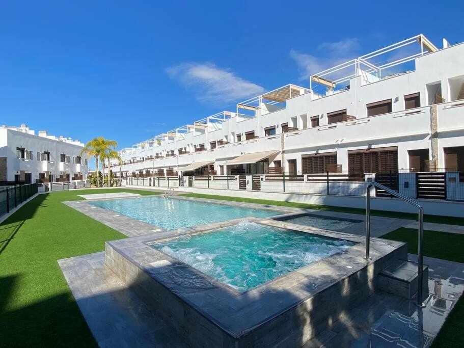 Piscina de la sau aproape de Magnifica casa adosada 3 dormitorios en Torrevieja