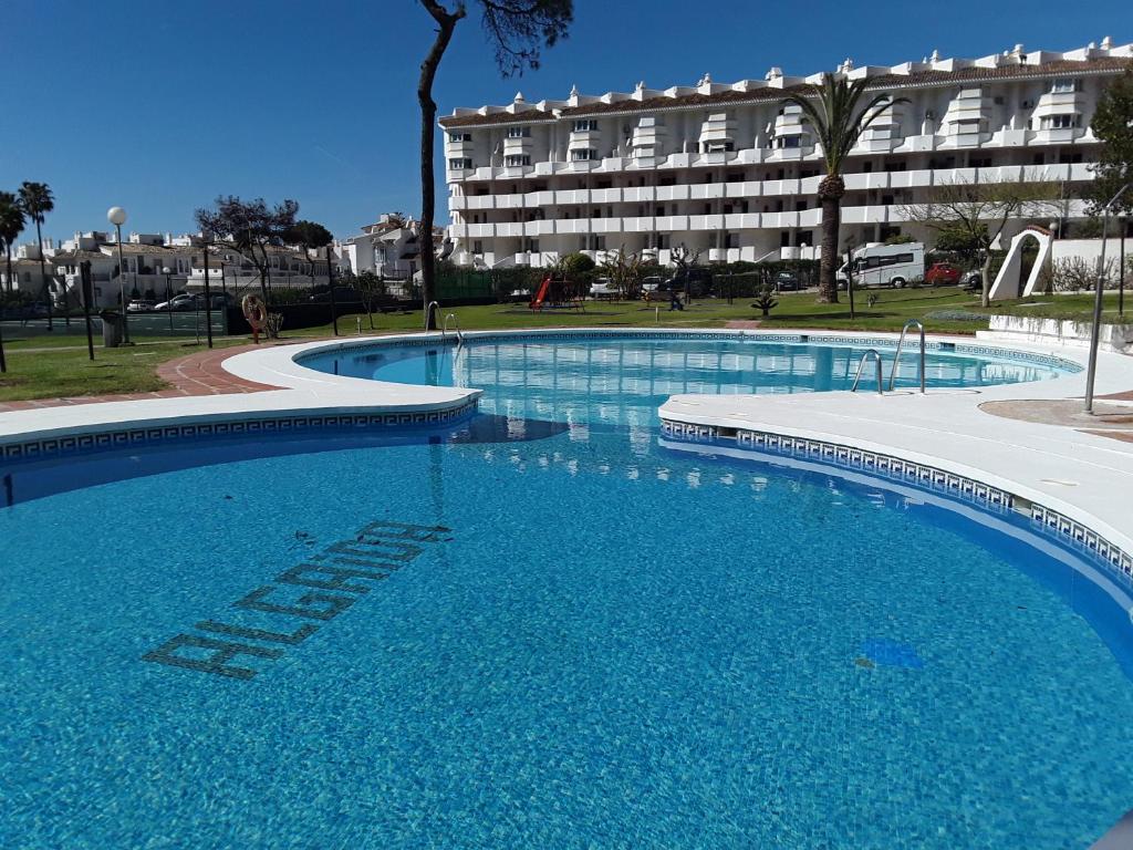 una gran piscina frente a un edificio en Algaida New Studio Calahonda, Beach, Pools and Garden, en Sitio de Calahonda