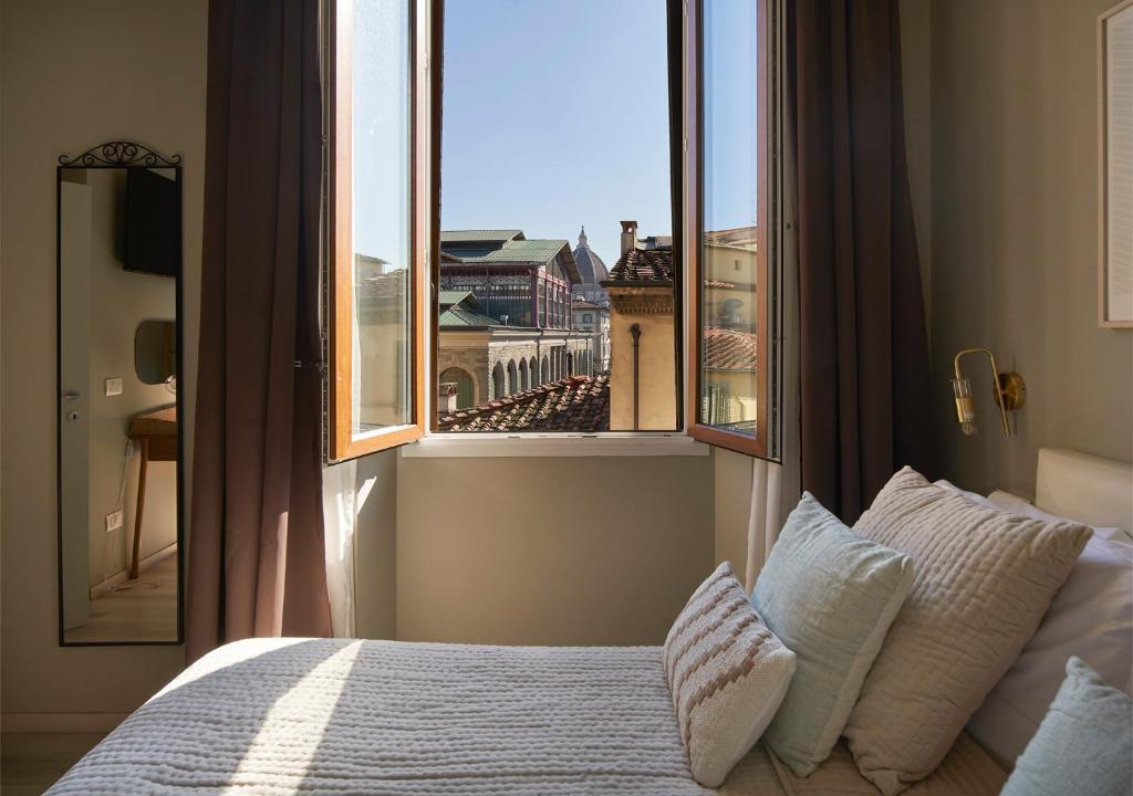 1 dormitorio con cama y ventana grande en B&B My Way, en Florencia