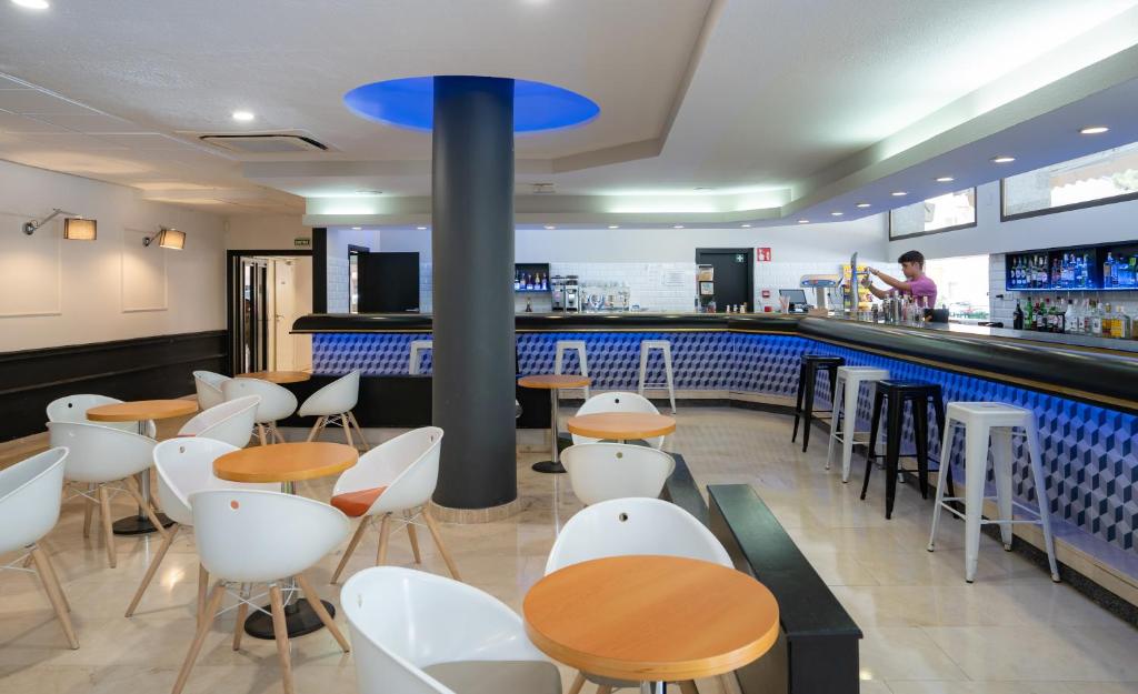 Lounge nebo bar v ubytování Medplaya Hotel Monterrey