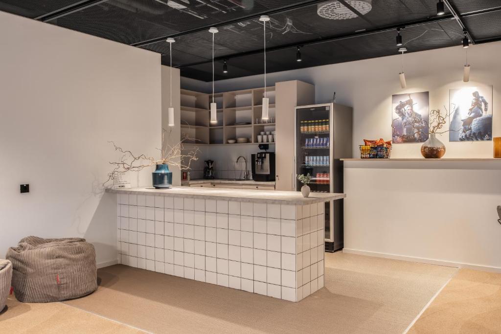 Příslušenství pro přípravu čaje a kávy v ubytování HomeX Hotel for Gamers