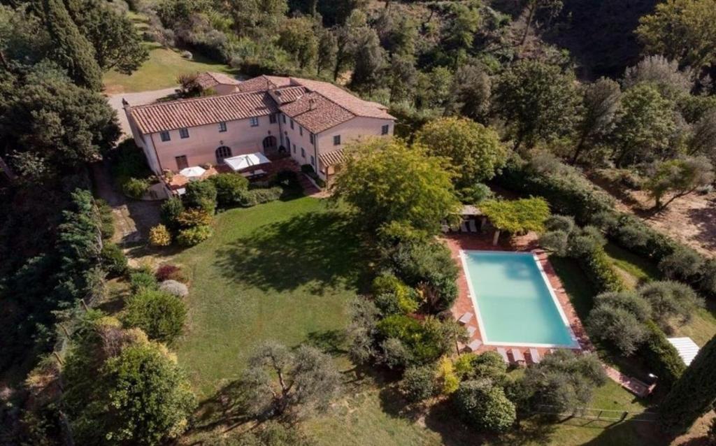 een luchtzicht op een huis met een zwembad bij Villa Pieve in Palaia