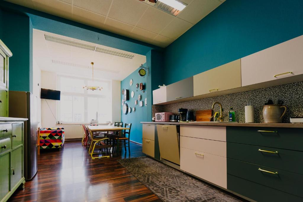 Kuchyň nebo kuchyňský kout v ubytování LaLeLu Hostel Dresden