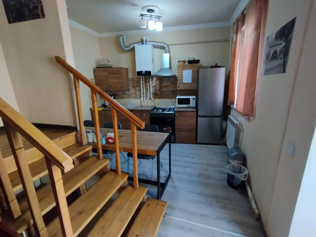 Kuchyň nebo kuchyňský kout v ubytování Wooden_Room_Hostel
