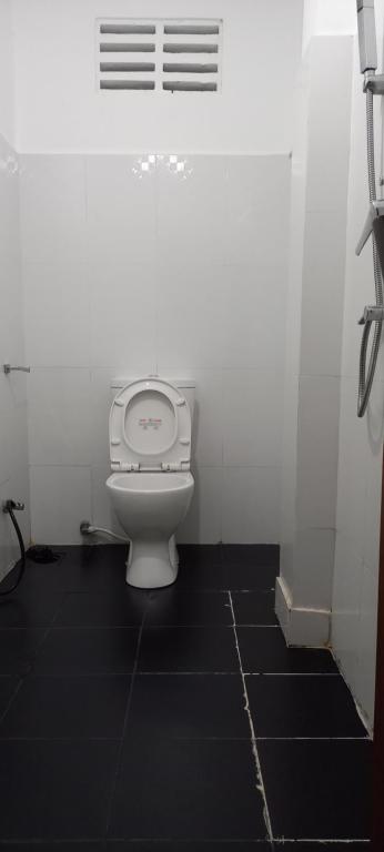 Shady transit hotel - 12