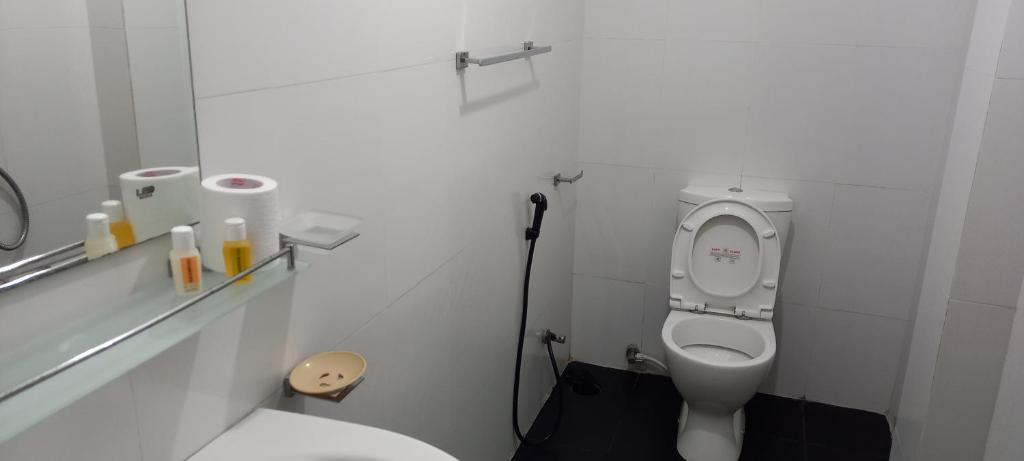 Shady transit hotel - 13