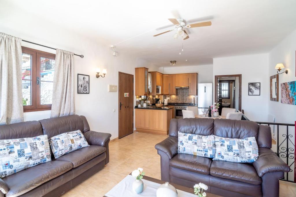 A kitchen or kitchenette at Los Naranjos 25A Private Pool Capistrano Village