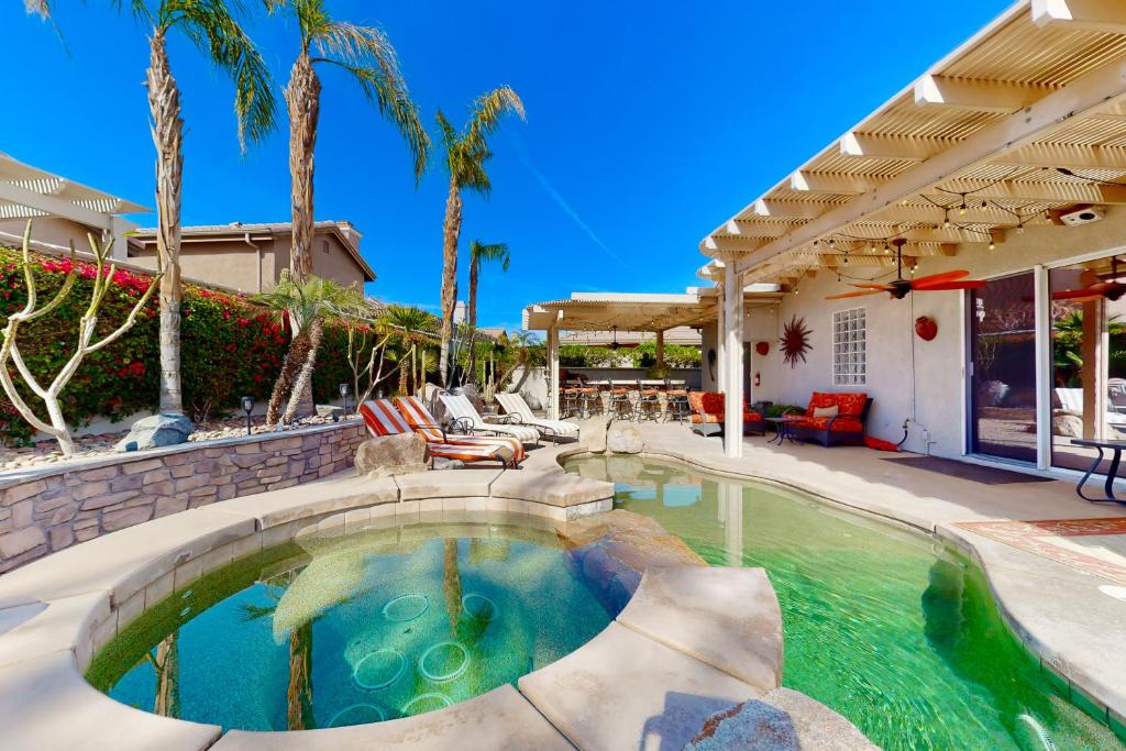 - une piscine dans l'arrière-cour d'une maison dans l'établissement Life by the Palms Permit# 50342, à Indio