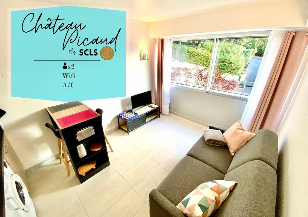 - un petit salon avec un canapé et une fenêtre dans l'établissement Château Picaud By SCLS Locations, à Cannes