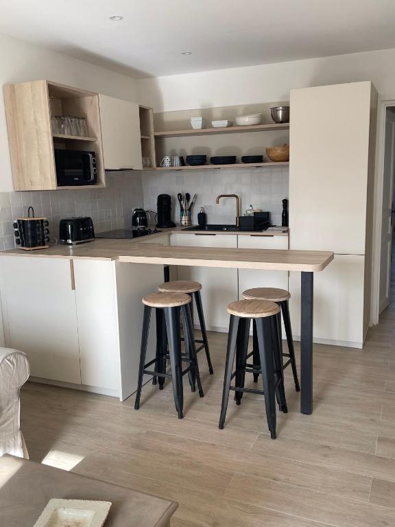 Kuchyňa alebo kuchynka v ubytovaní Duplex place des lices