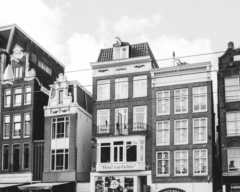 une photo en noir et blanc d'un bâtiment dans l'établissement Hotel van Gelder, à Amsterdam