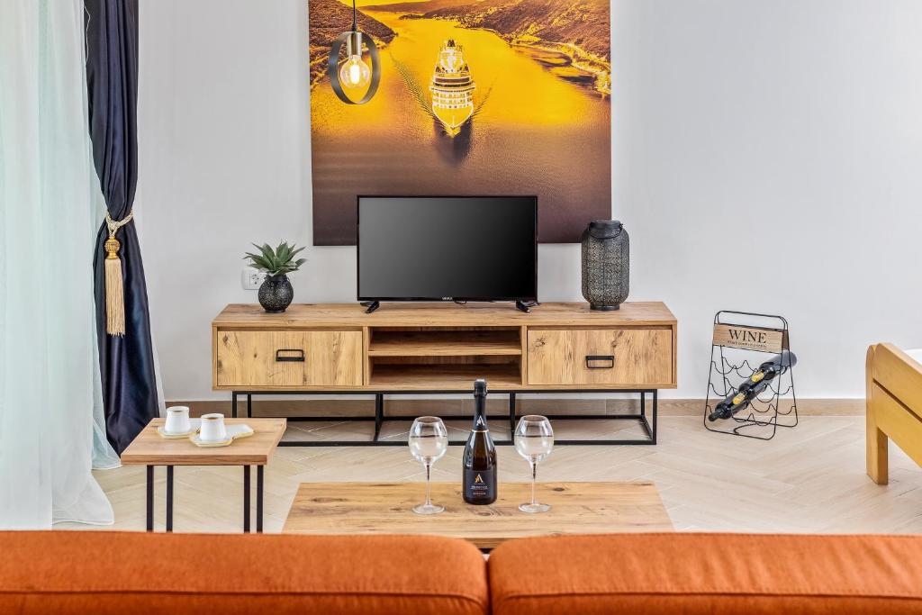 una sala de estar con TV en un centro de entretenimiento de madera en Apartments Casa Mia, en Kotor