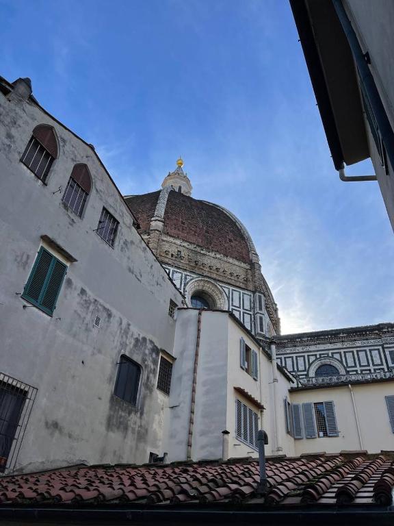 Hotel Ricasoli al Quattro, a building with a dome on top of it at Ricasoli al Quattro in Florence