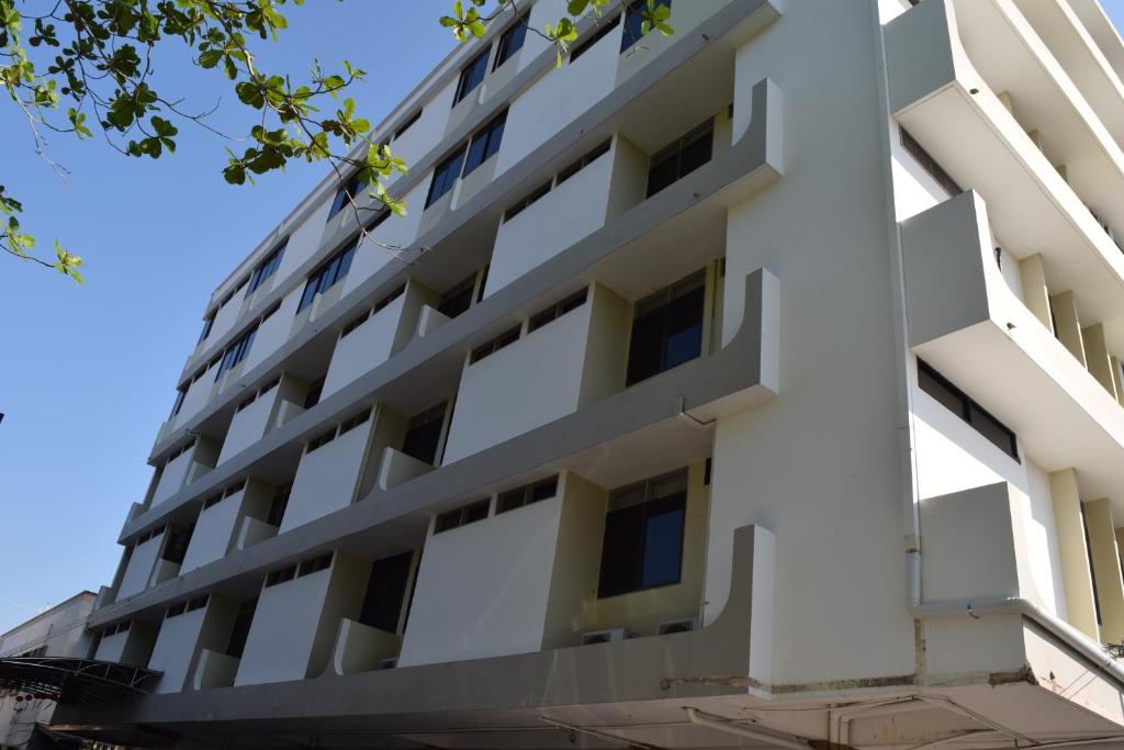 una vista exterior de un edificio blanco en Federal Hotel Kangar Perlis, en Kangar