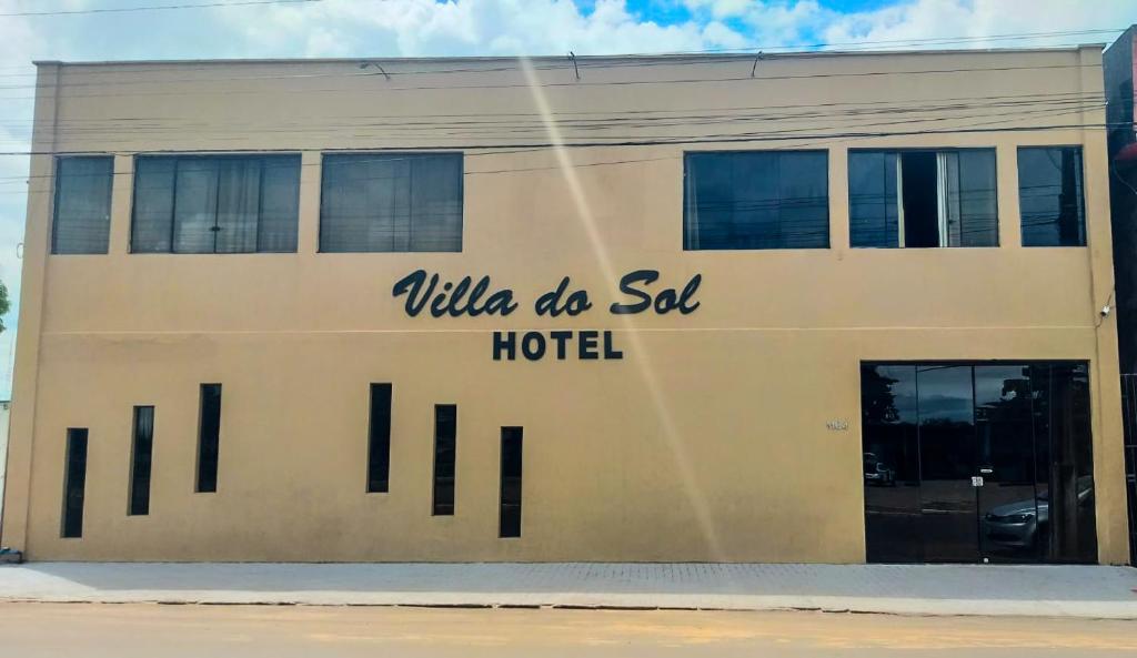 Colinas do Tocantins的住宿－Hotel Villa do Sol，一座写着遗嘱的建筑,在上面写着酒店