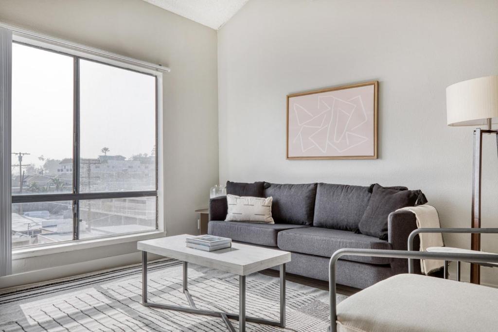 ロサンゼルスにあるN Hollywood 2BR w Gym Pool nr TJ Shops LAX-592のソファとテーブルのあるリビングルーム