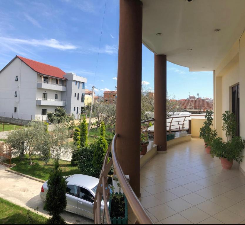 - un balcon avec vue sur un bâtiment et une voiture dans l'établissement Villa 1 Uklala, à Kamëz