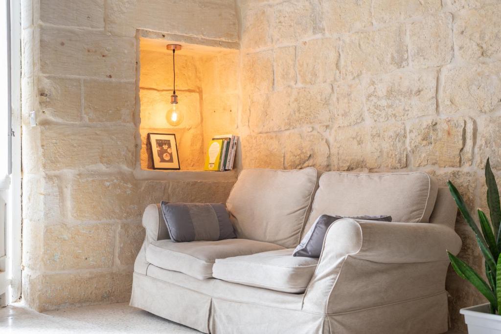 Posezení v ubytování Roam Gozo - Studio 47 - 300yr Old Farm Converted Into Welcoming Tiny Home