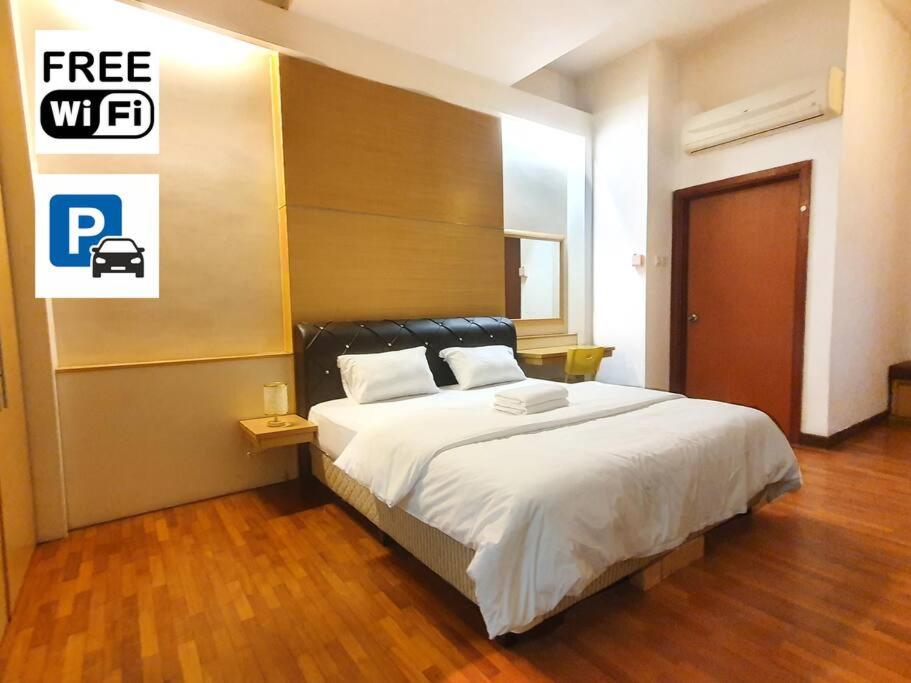 a bedroom with a bed with a free wifi sign on the wall at [HERITAGE 5] HOMESTAY Studio 4Pax, FREE WIFI in Seri Kembangan