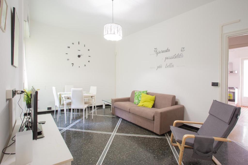 ein Wohnzimmer mit einem Sofa und einem Tisch in der Unterkunft La Casetta Verde in Genua