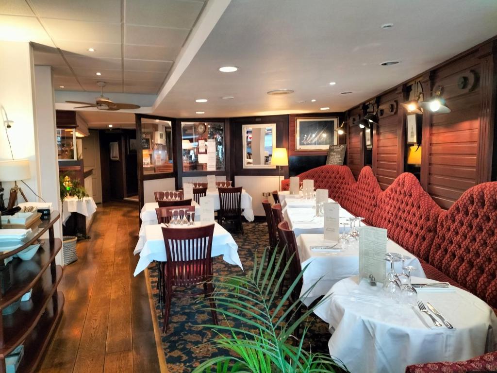 Posezení v ubytování Logis HOTEL RESTAURANT La Régence