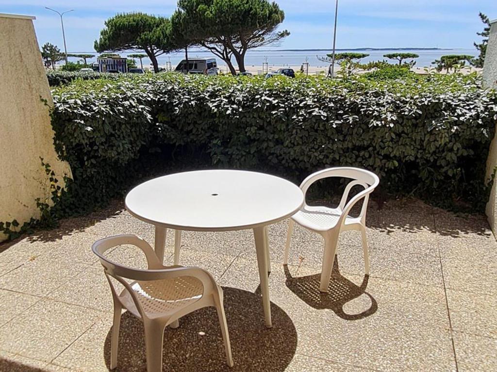 2 chaises et une table et des chaises blanches dans l'établissement Studio moderne RDC avec garage et terrasse - FR-1-550-21, à Saint-Georges-de-Didonne