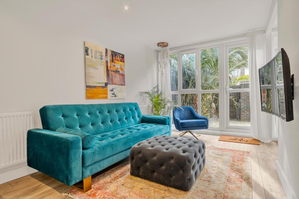 a living room with a blue couch and a chair at Homely 1Bed Apartment Vauxhall in London