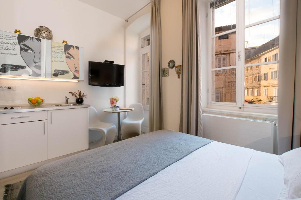 una camera bianca con un letto e una finestra di Apartment Pula Mon Amour a Pola (Pula)